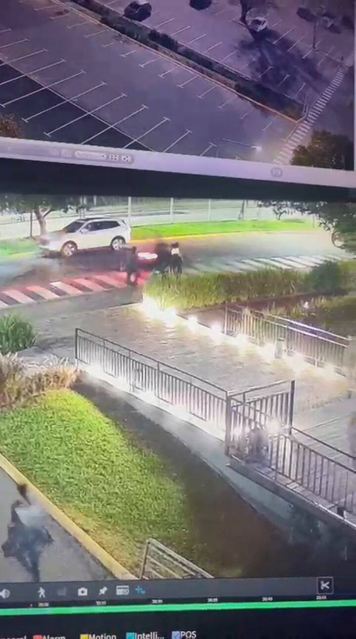 El momento en que el vigilador atropelló al supuesto ladrón