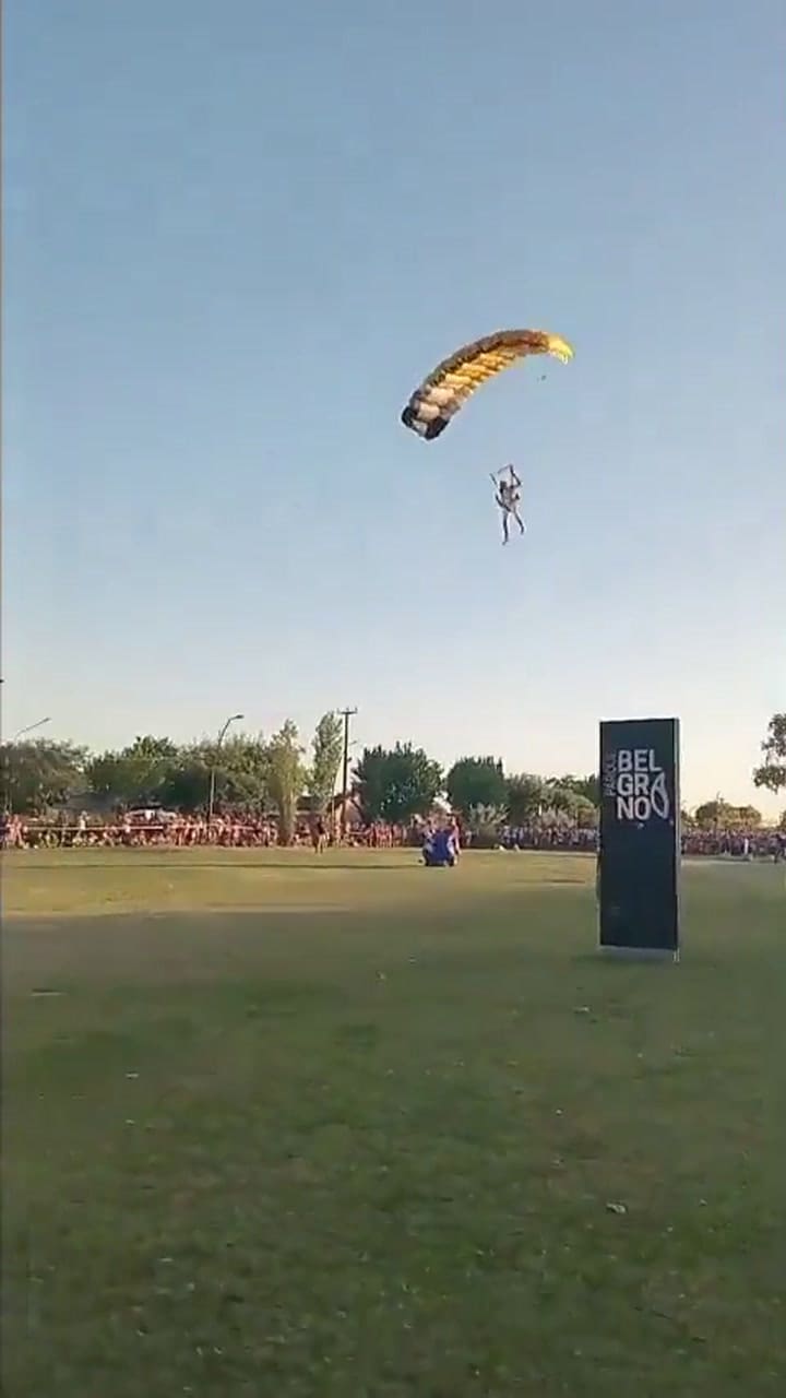 Pergamino: un paracaidista vestido de rey mago sufrió un accidente durante un salto en un tradicional evento local