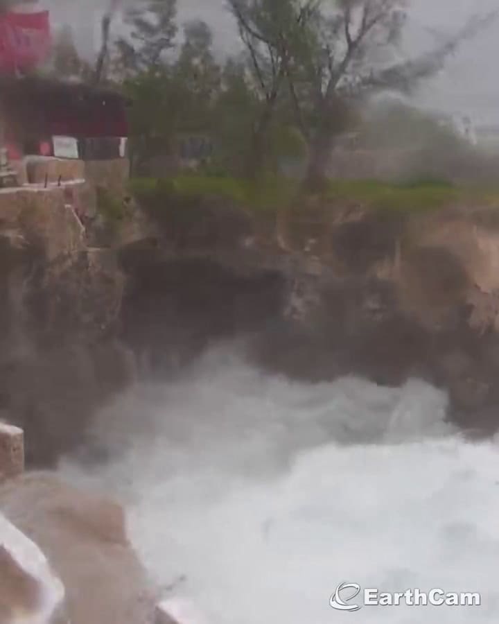 El impacto de la tormenta Rafael en la costa de Jamaica