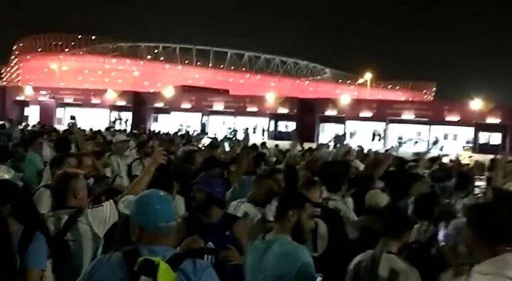 Los hinchas copan los alrededores del estadio en la previa de Argentina-Australia