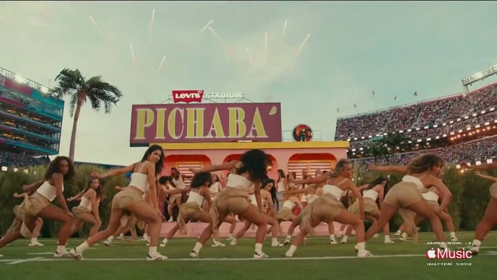 Una casa de concreto rosa típica del paisaje rural puertorriqueño, símbolo contra el colonialismo