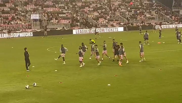 Calentamiento y Maxi Rodríguez en la tribuna