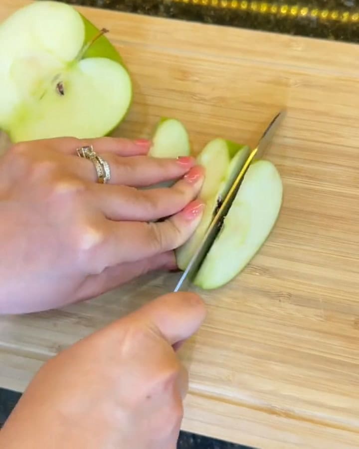 ¿Cómo preparar una infusión de manzana verde para cuidar el hígado graso?