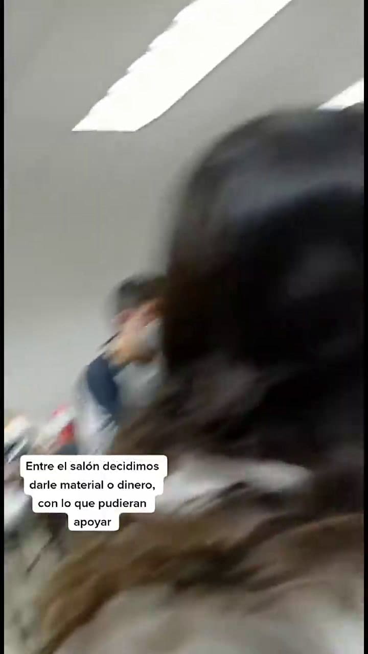 Los compañeros le compraron un celular al joven