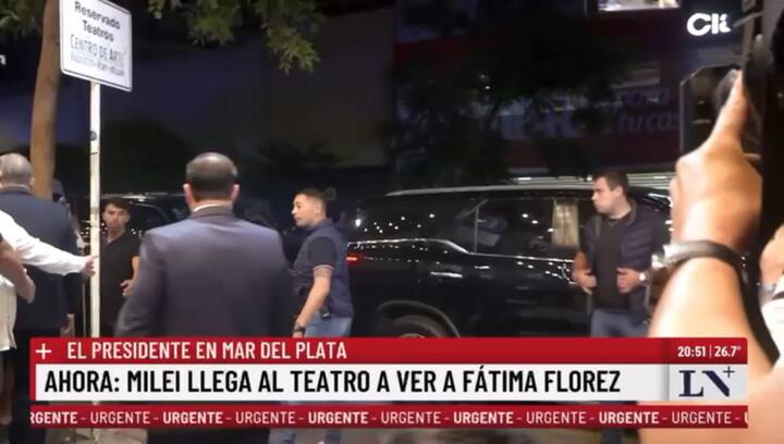 Milei llegó al Teatro Roxy para ver a Fátima Florez