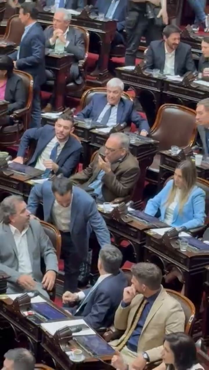 El cruce de Cristian Ritondo y Silvia Lospennato por no apoyar los vetos de Milei. Crédito: Delfina Celichini