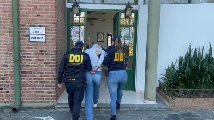 El traslado de la sospechosa a una dependencia de la policía bonaerense