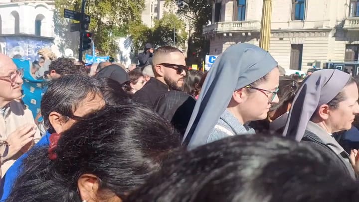 Los fieles en la Misa de despedida del papa Francisco frente a la Catedral