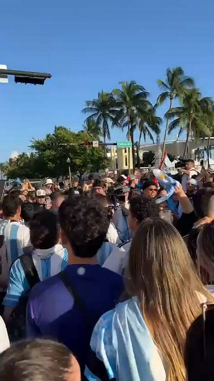 Los festejos por el pase a la final en la puerta de Manolo, donde se suelen reunir los argentinos