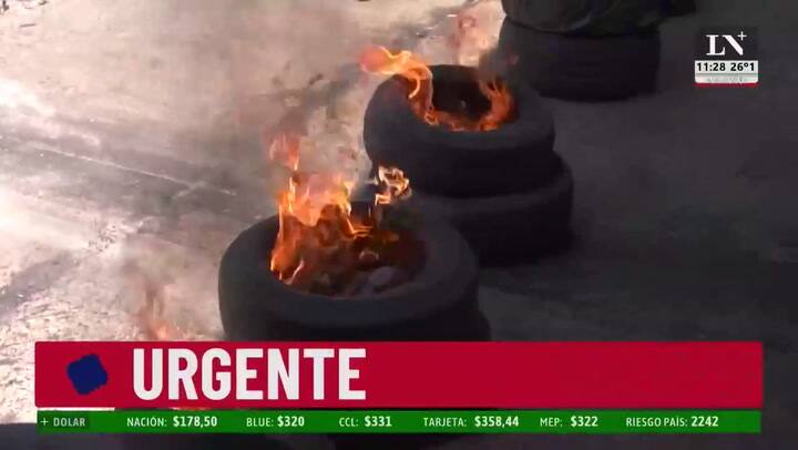 Quema de neumáticos. Caos de tránsito en la Ciudad por las protestas de organizaciones sociales de izquierda