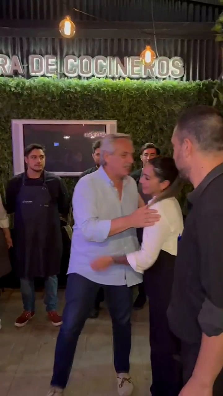 Alberto Fernández cenando en Mar del Plata