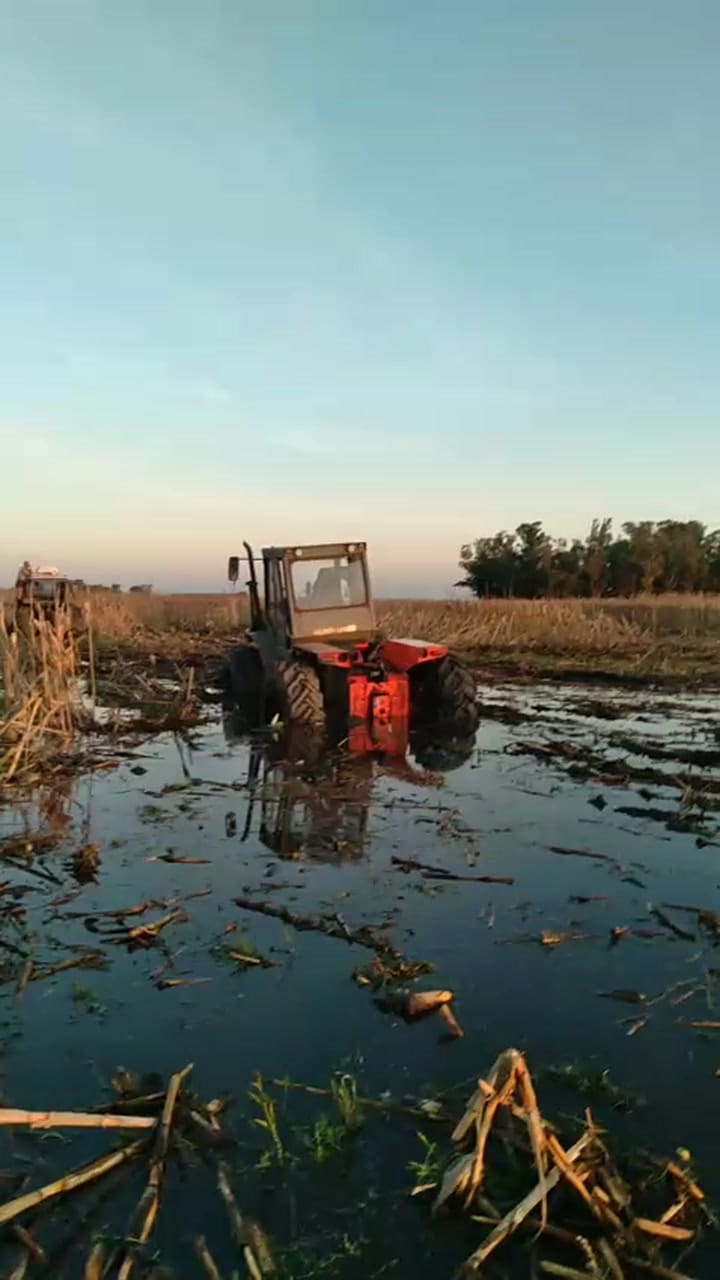 La cosechadora encajada en el campo