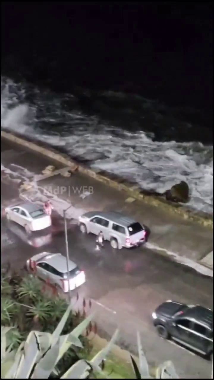 Mar del Plata: por una importante crecida del mar el agua llegó hasta la calle