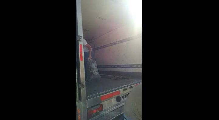 Presos de un penal ayudan a embolsar papa para comedores parroquiales