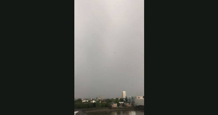 Avion impactado por un rayo