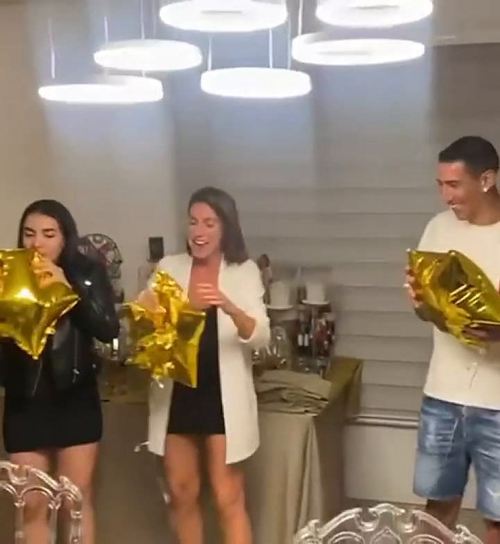 Ángel Di María aspiró helio y cantó 'Muchachos' con una voz que hizo reír a todos.