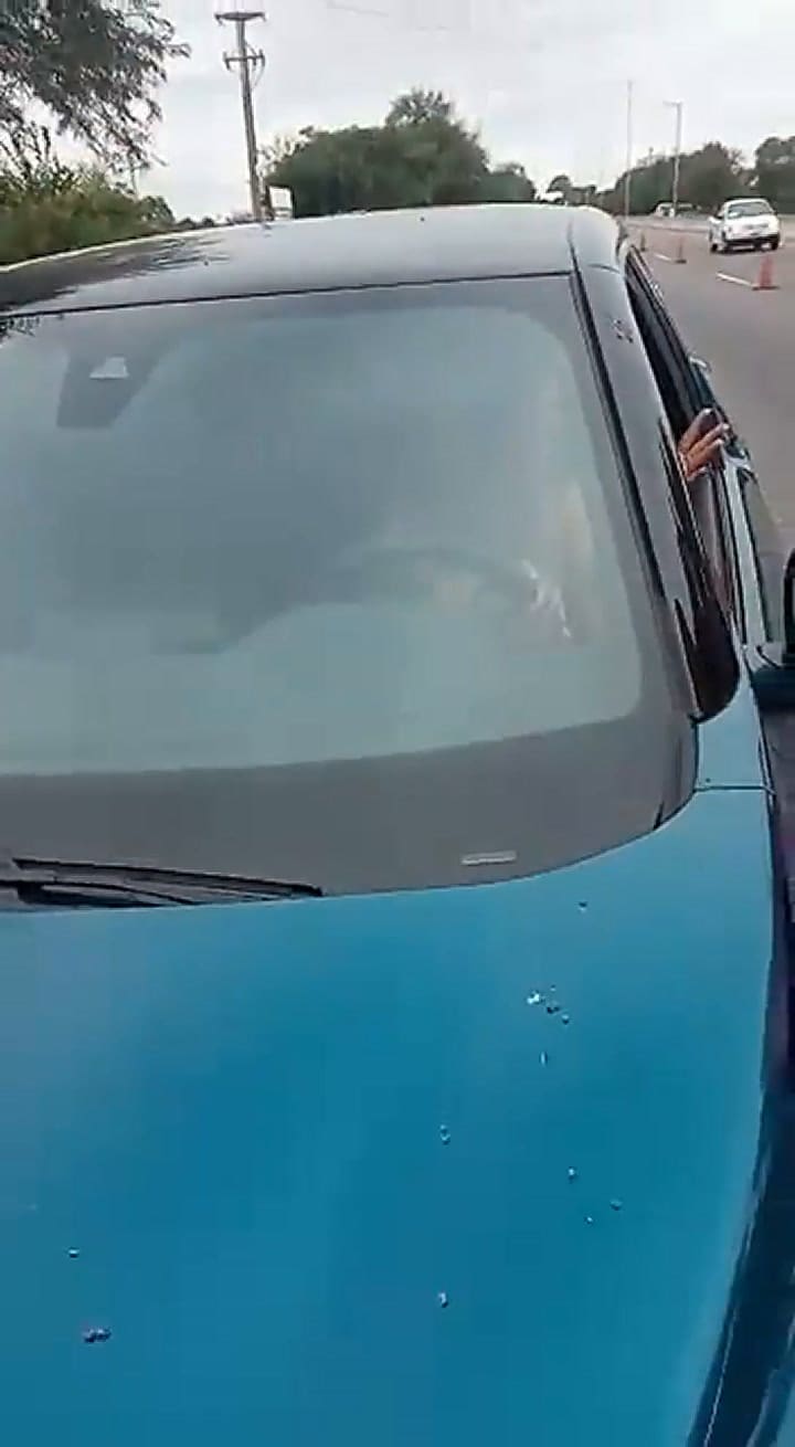 Córdoba: una mujer se enojó y golpeó a agentes de la Policía Caminera