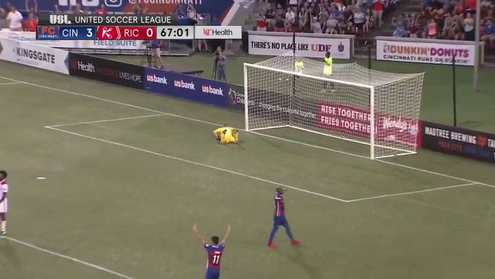 Emmanuel Ledesma: de no tener para el colectivo a jugar contra Rooney e Ibrahimovic - Fuente: YouTub