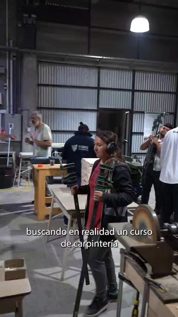 Joana Galeano es egresada de carpintería de muebles de la Fundación Oficios