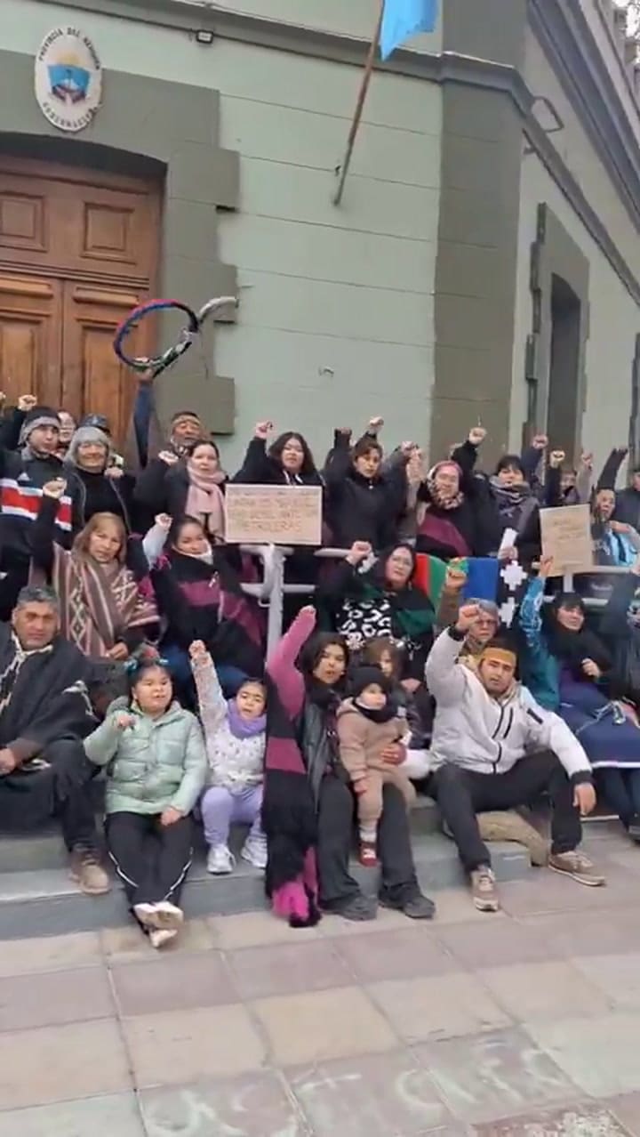 El grupo de mapuches frente a la gobernación de Neuquén