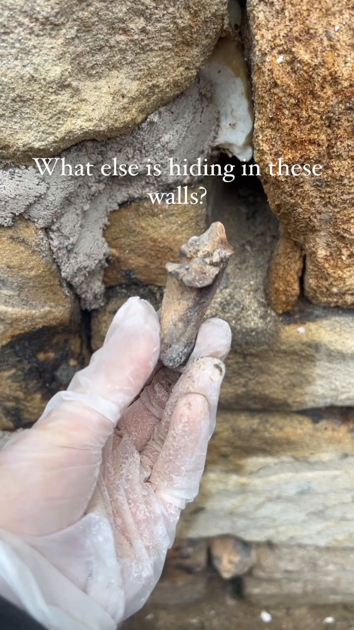 Según la leyenda, construían las casas y colocaban huesos para protegerse de la desgracia