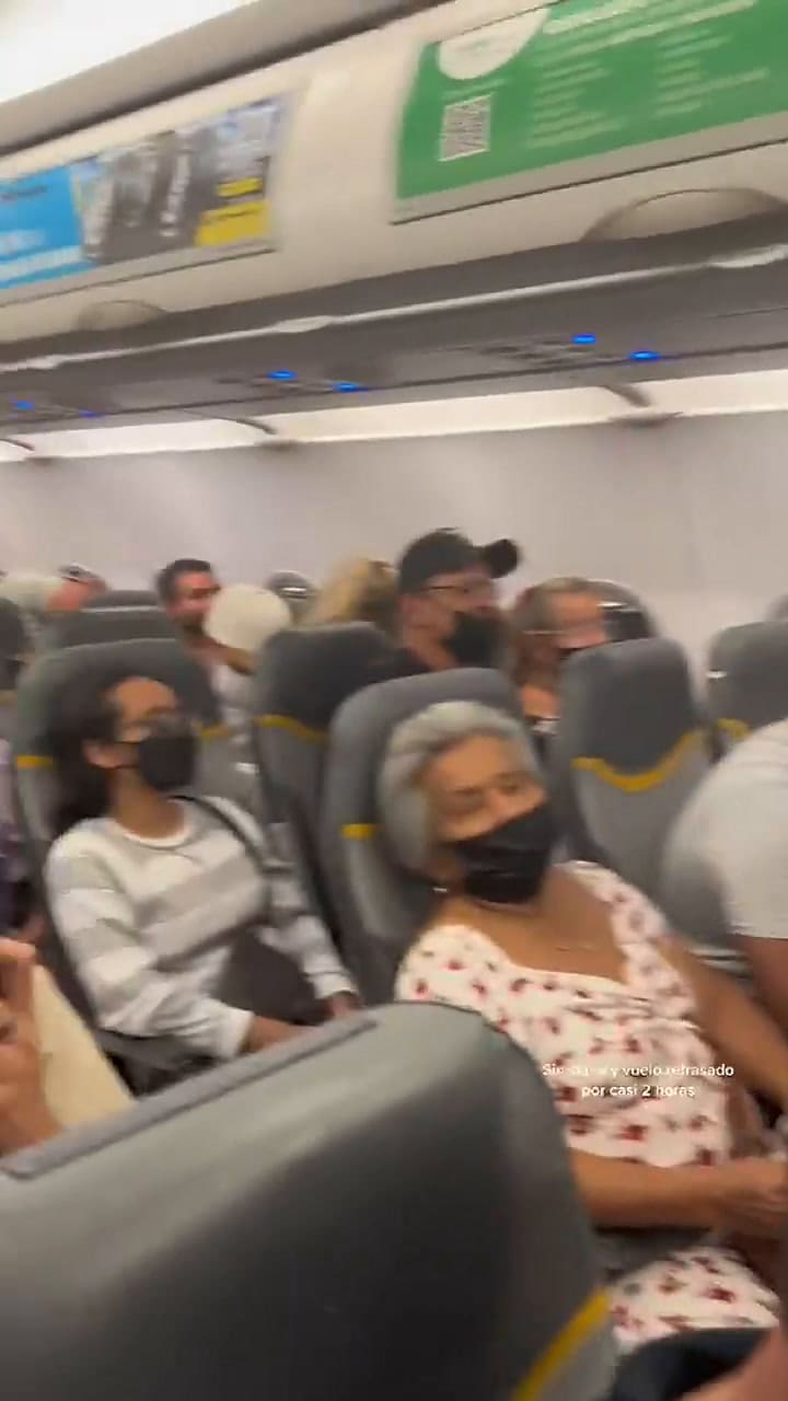 Un tiktoker aplicó un truco infalible para hacer reír a los pasajeros de un vuelo