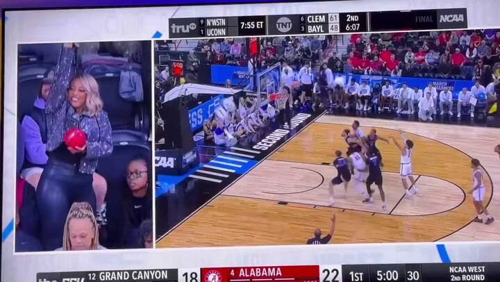 La madre de Mark Sears durante un partido del March Madness 2024