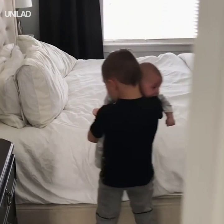 El video en el que un nene calma a su hermana pequeña - Fuente: Facebook