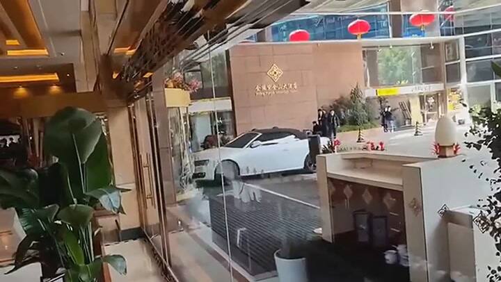 Un hombre estalló su auto contra un hotel