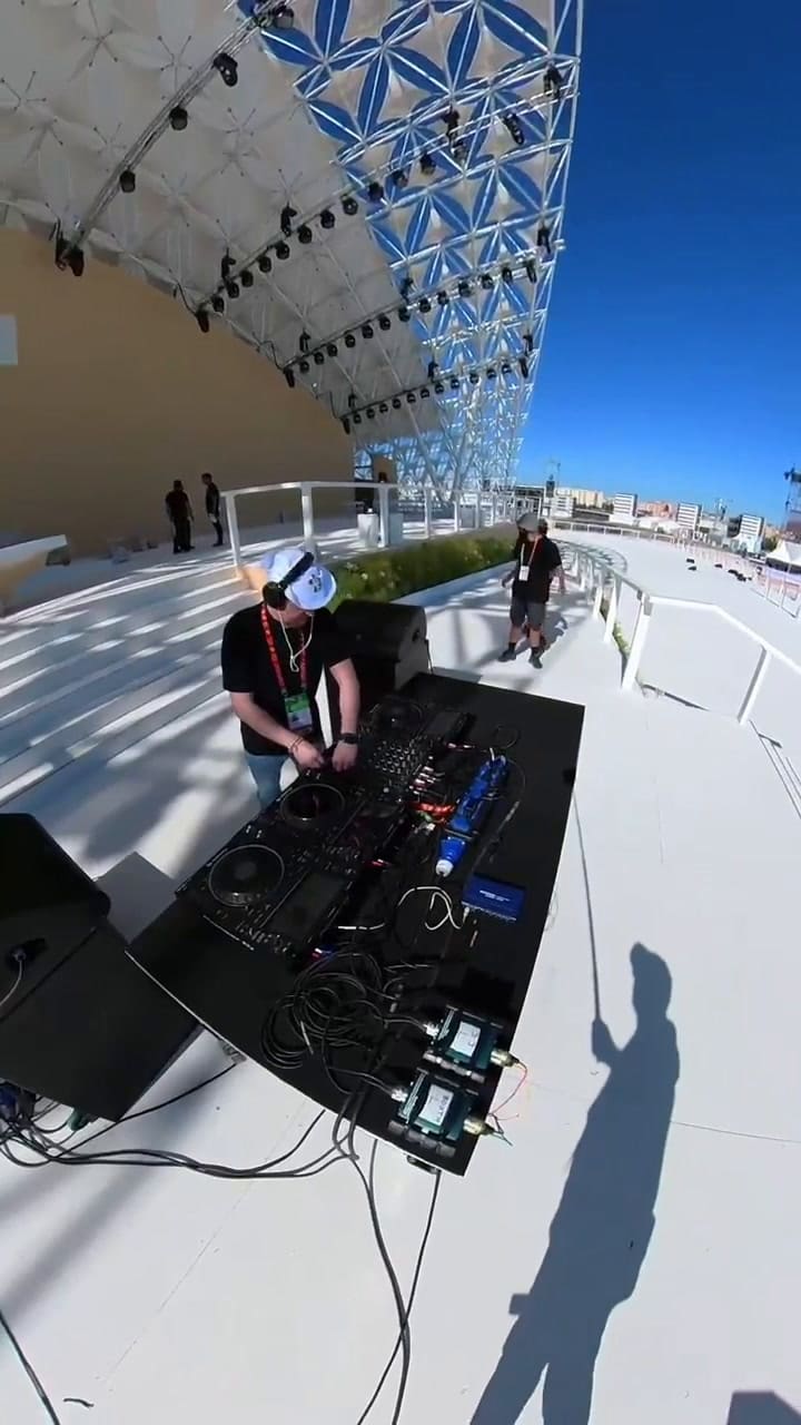 El DJ Guilherme, sacerdote y músico, ensaya su participación a pocos días de la JMJ.- Fuente: Ig