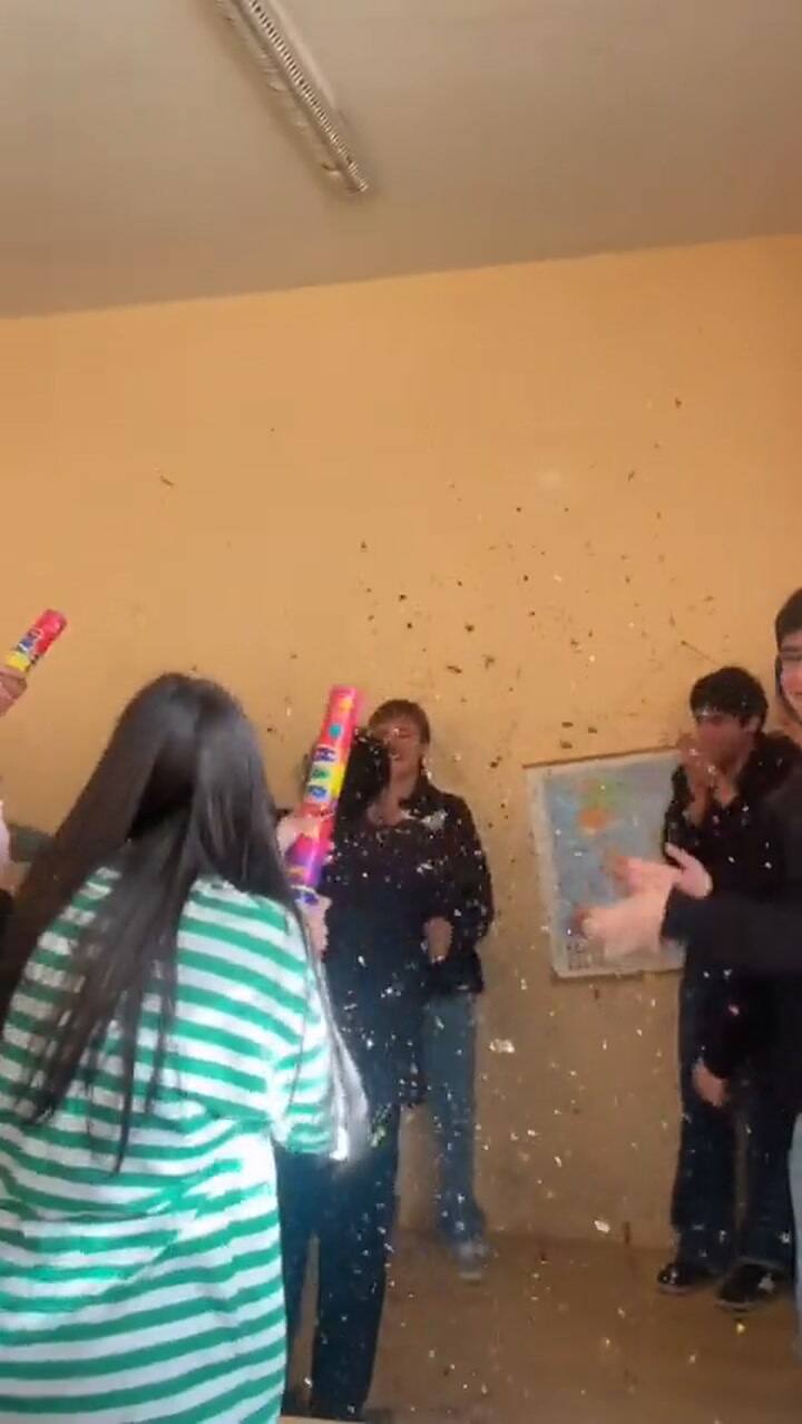 Alumnos sorprenden a su profesora por su cumpleaños