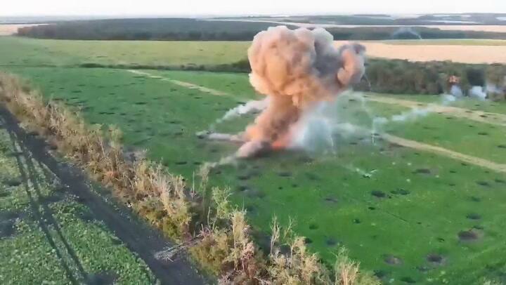 La devastadora explosión de un tanque T-80 ruso tras recibir una ataque sorpresa de Ucrania