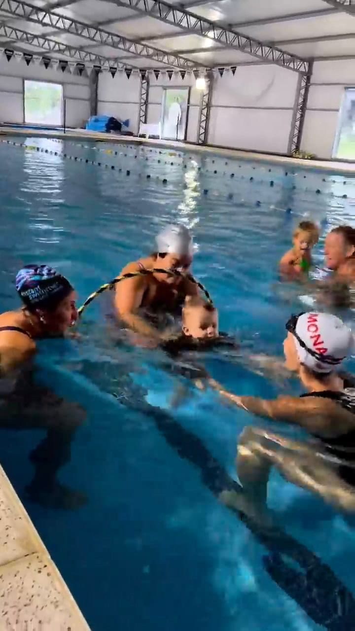 Mica Viciconte mostró la primera clase de natación de su hijo Luca y enterneció a todos