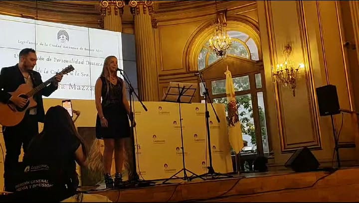 Tania Gravier canta en la premiación de Valeria Mazza - video 3