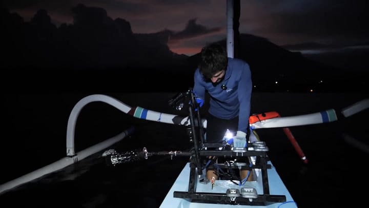 Lanzó una cámara con visión nocturna al fondo del mar y las imágenes revelaron una realidad aterradora