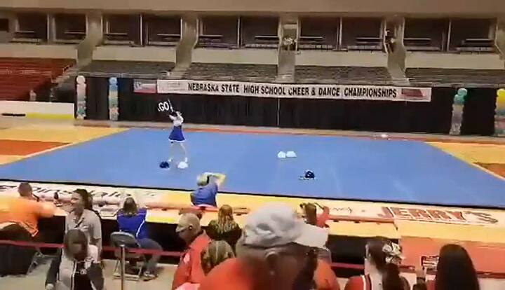 Cientos de personas presenciaron la rutina en solitario de Katrina Kohel en Grand Island, Nebrask