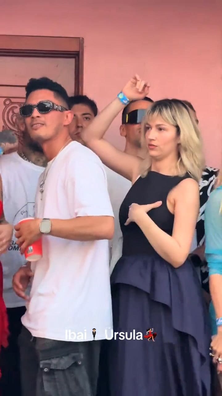 Con nuevo look, Úrsula Corberó disfrutó del show de Bad Bunny en Barcelona