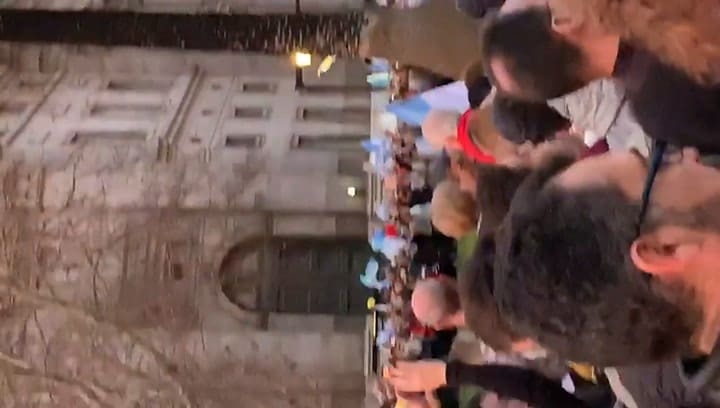 24A: la gente canto el himno frente a la Casa Rosada