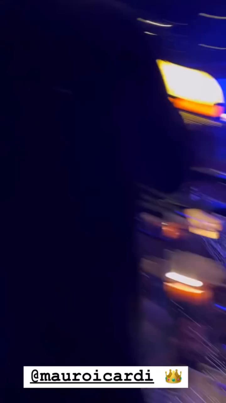 Icardi tira champán sobre los asistentes en la disco