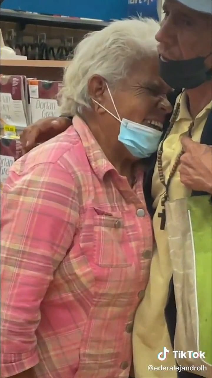 Un influencer le regaló una compra de supermercado a una pareja de bajos recursos