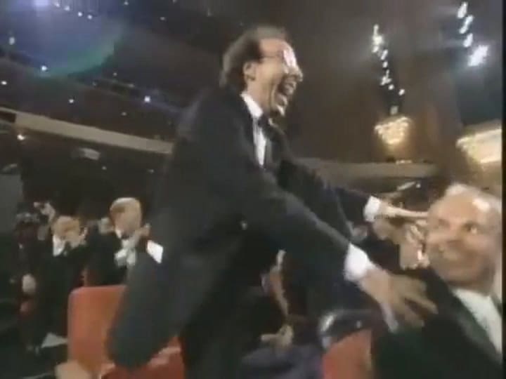 El festejo de Roberto Benigni en los Oscar