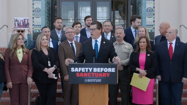 Brian Jones, líder de la minoría del Senado de California, presentó el proyecto de ley para limitar las leyes santuario en California