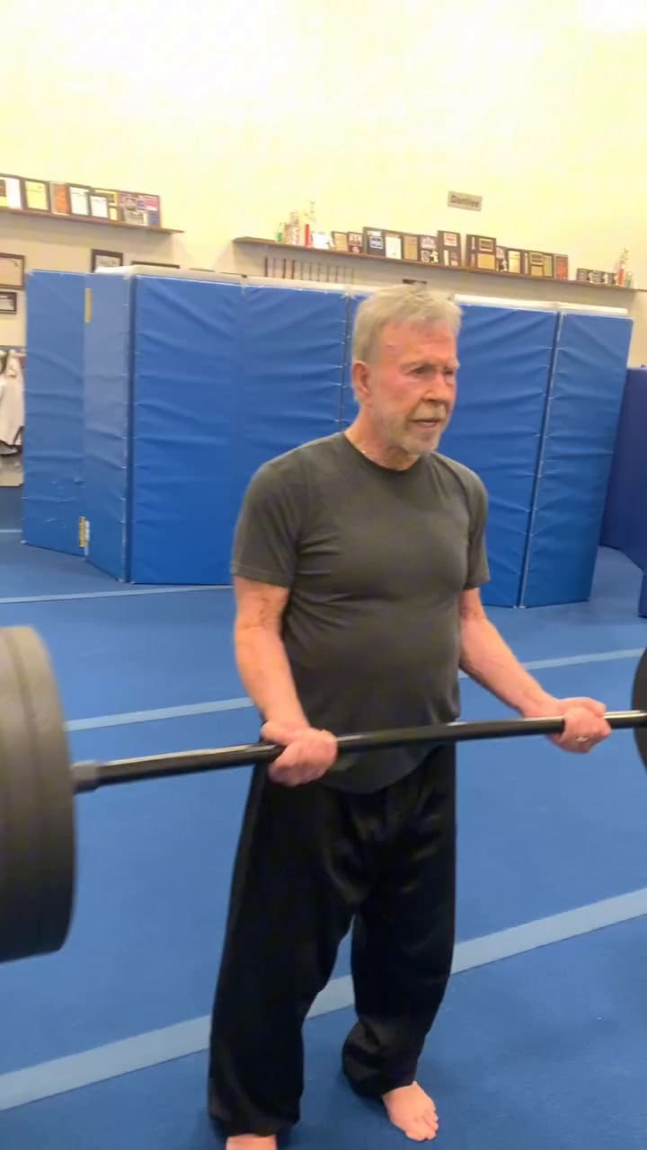 Chuck Norris sigue entrenando a sus 85 años