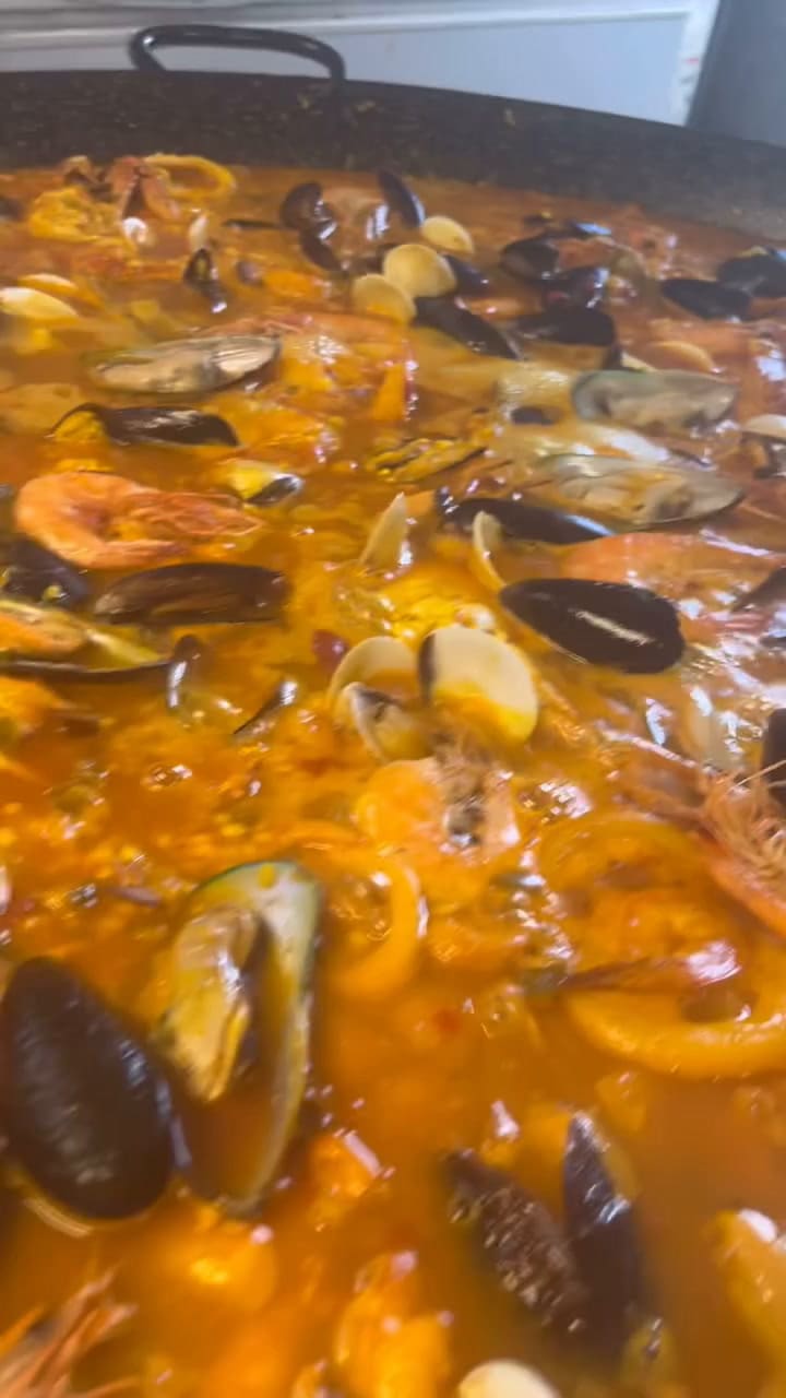 Hernández creó su propio negocio en Miami conocido como La Gallega Paellas (Instagram: @lagallegapaellas_7863036140)