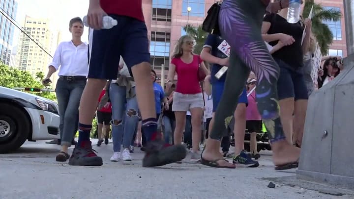 Estudiantes protestan contra Trump en acto contra el uso de armas en EE.UU.