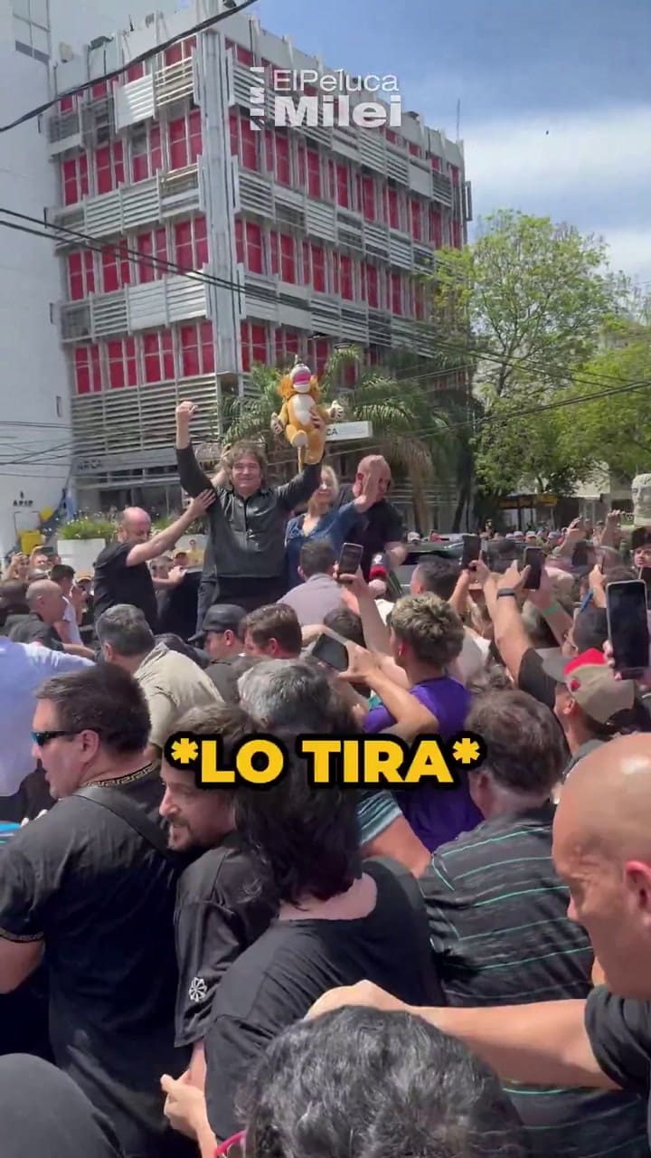 Milei con el particular regalo de un militante