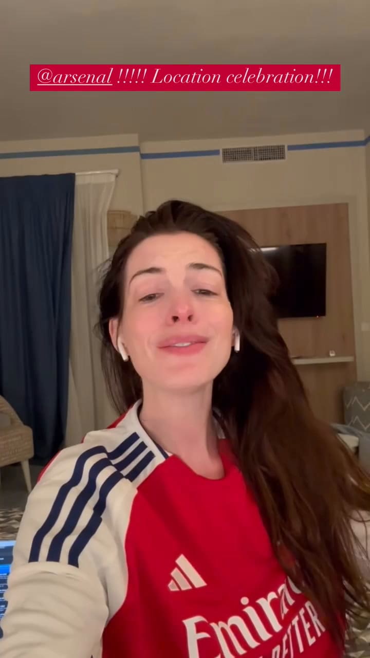 La celebración de Anne Hathaway tras la victoria del Arsenal