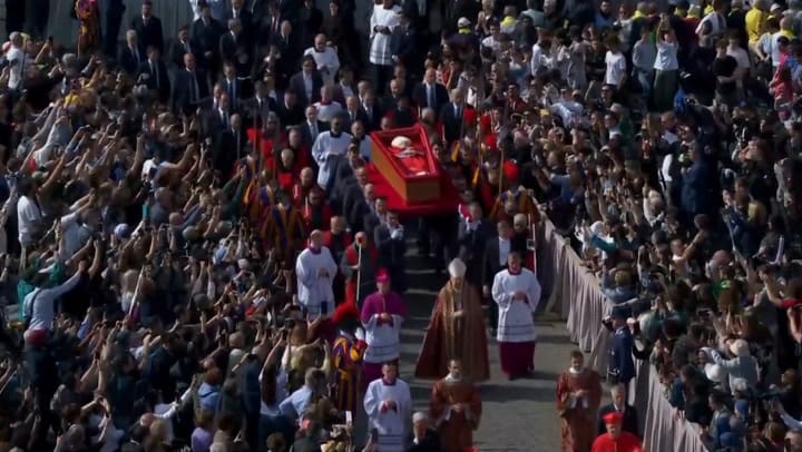 (GIF) Así trasladaron el cuerpo del papa Francisco