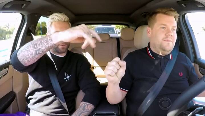 Adam Levine en Carpoll Karaoke - Fuente: Youtube