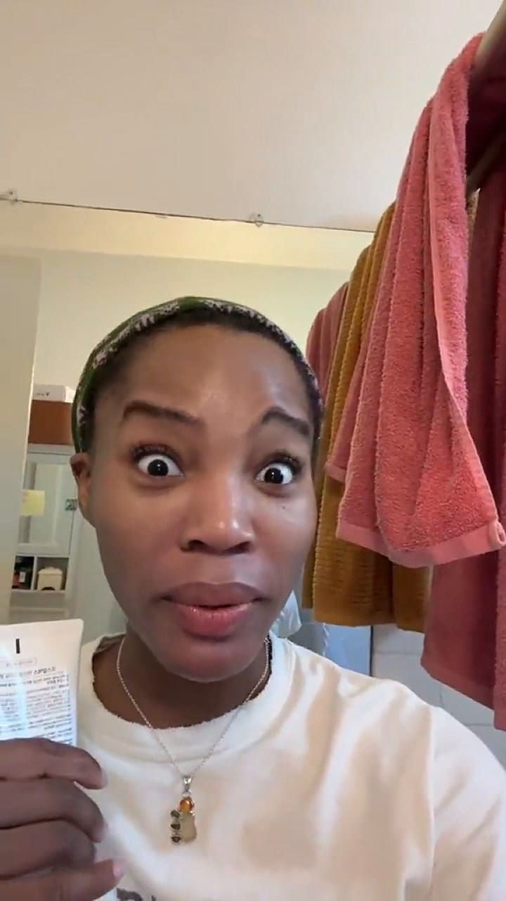 Una mujer se realizó un tratamiento de belleza y el resultado no le agradó